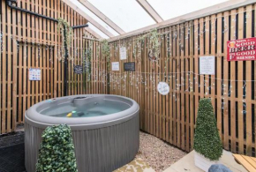 Hidden Retreat with HotTub Apartment in Nottingham